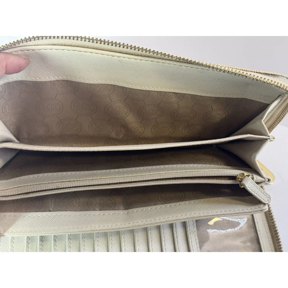 Michael Kors Jet Set Continental Wallet Vanilla Signature Zip Around Large
